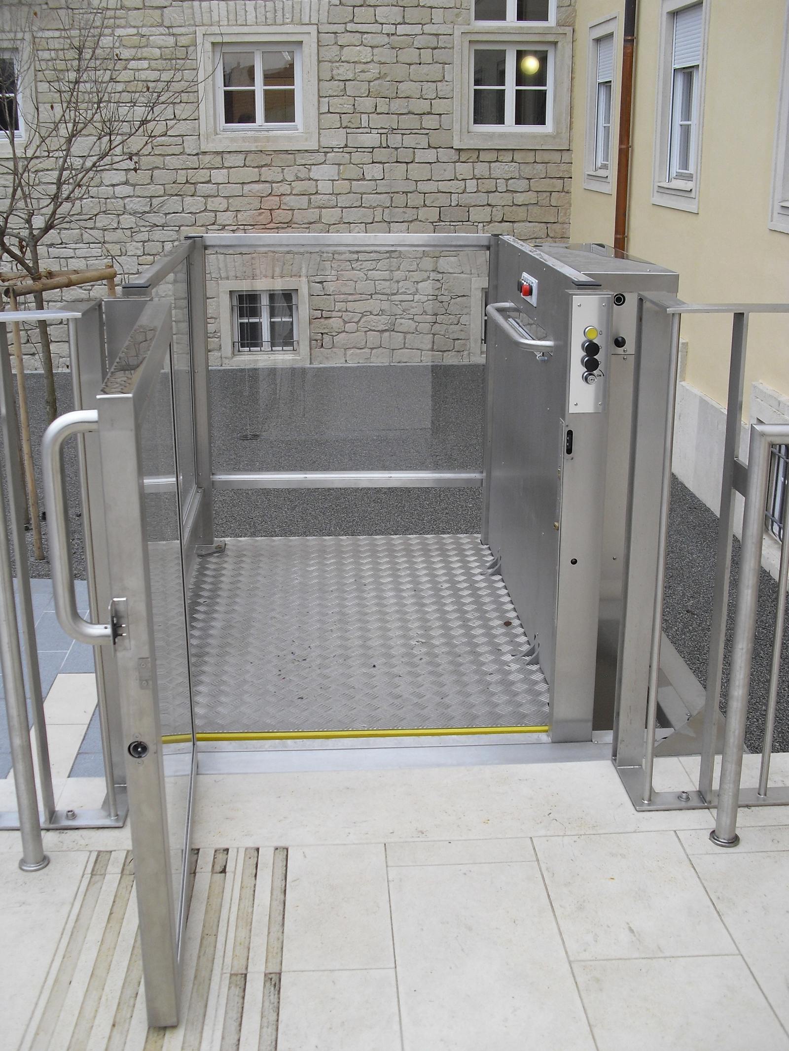 Aufzüge und vertikale Plattformlifte Aufzüge und vertikale Plattformlifte