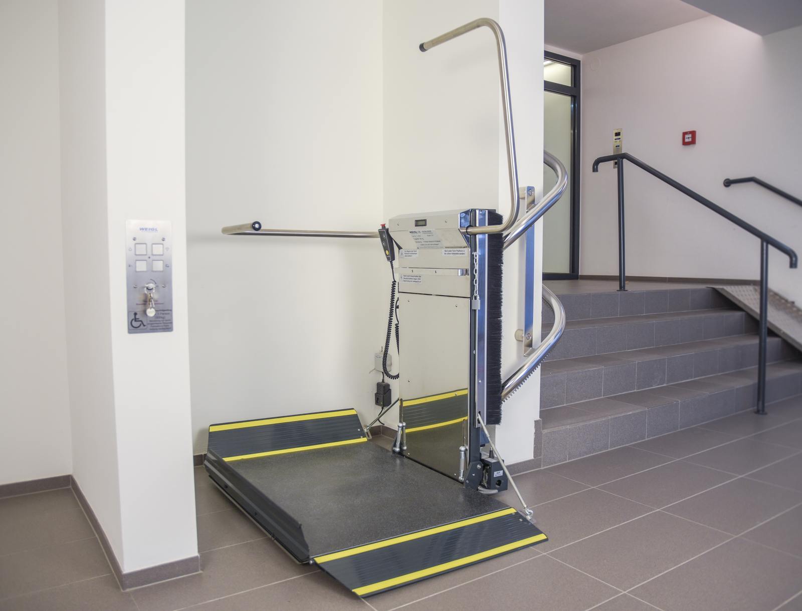 Gebrauchte Plattformlift für kurvige Treppen Gebrauchte Plattformlift für kurvige Treppen