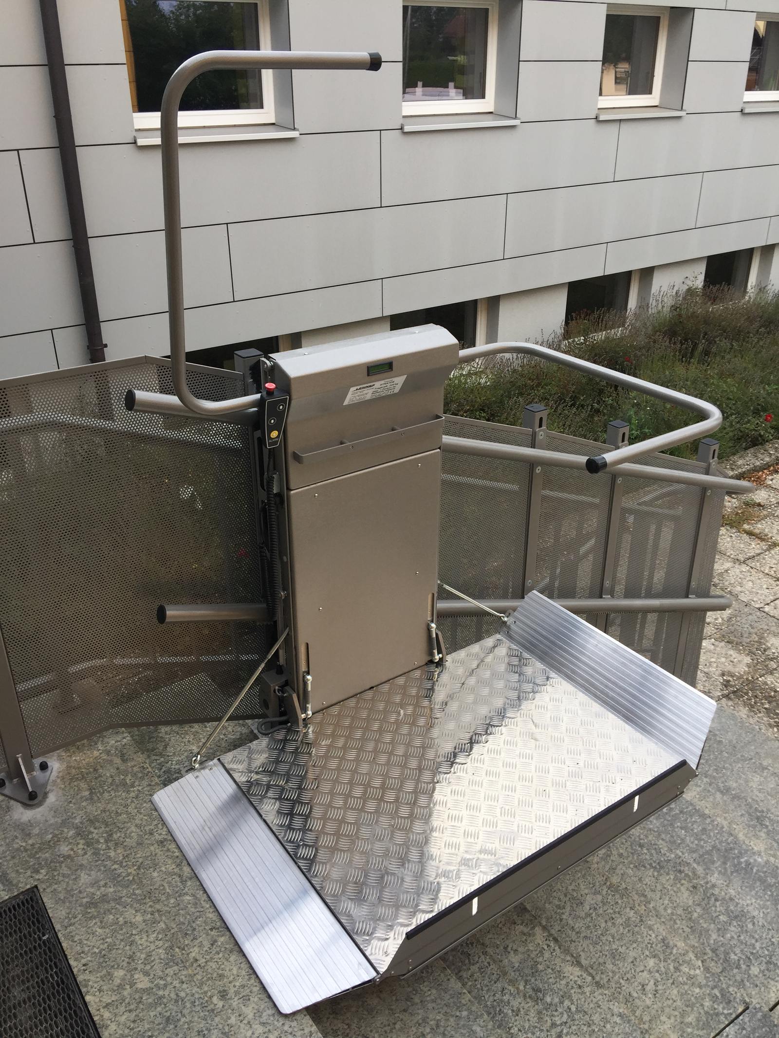Gebrauchte Plattformlift für kurvige Treppen Gebrauchte Plattformlift für kurvige Treppen