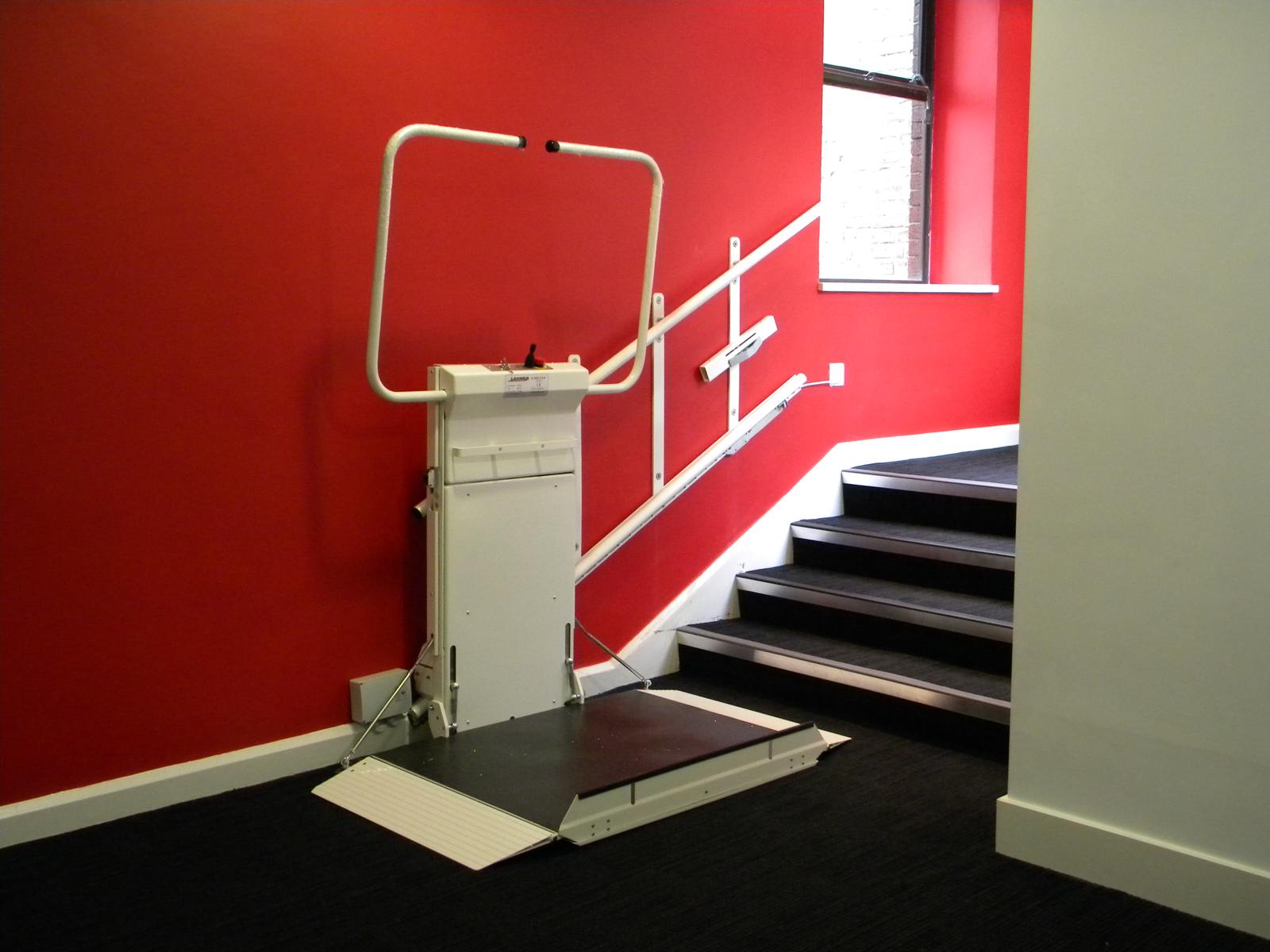 Plattformlift für gerade Treppen Plattformlift für gerade Treppen