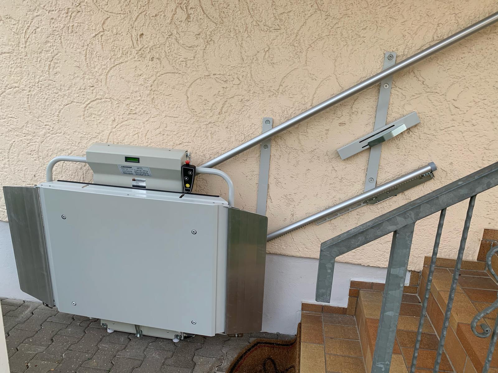 Plattformlift für gerade Treppen Plattformlift für gerade Treppen