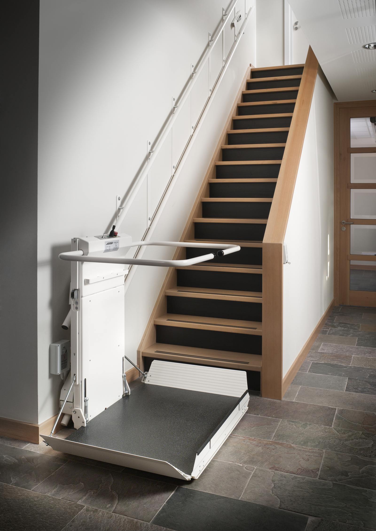 Plattformlift für gerade Treppen Plattformlift für gerade Treppen