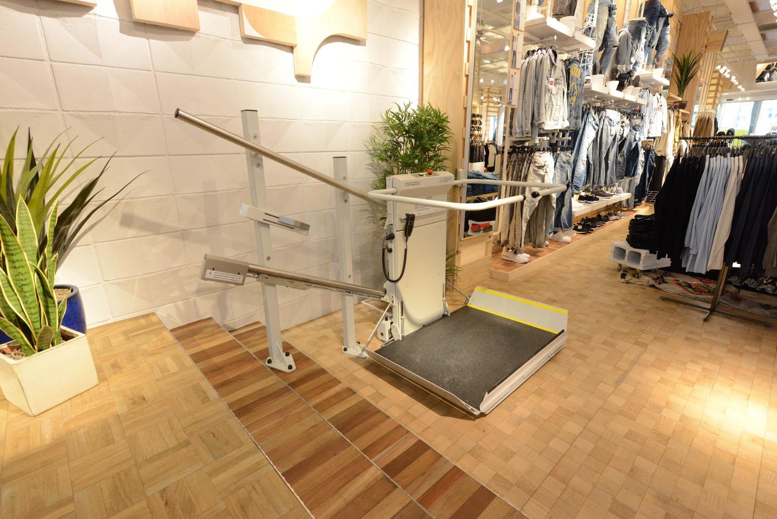 Plattformlift für gerade Treppen Plattformlift für gerade Treppen