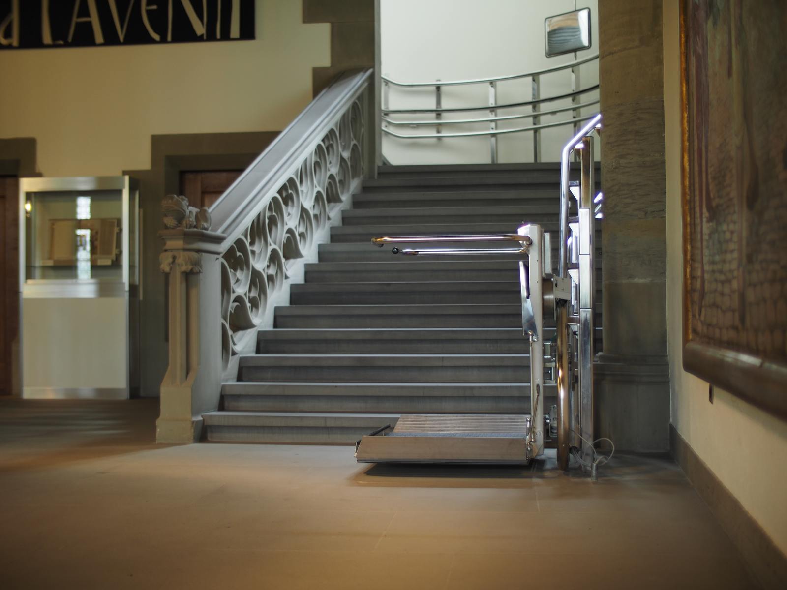 Plattformlift für kurvige Treppen