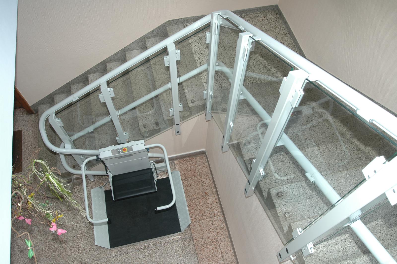 Plattformlifte für kurvige Treppen
